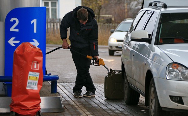 Кабмин и нефтяники не смогли зафиксировать цены на бензин