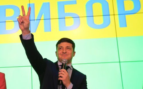 Зеленский оторвался от Порошенко на более чем 13%