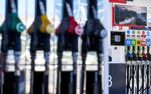 Кабмин и нефтяники не смогли зафиксировать цены на бензин