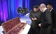 «Надо было поцеловать»: Путин глупо опозорился с подарком для Ким Чен Ына, сеть оценила