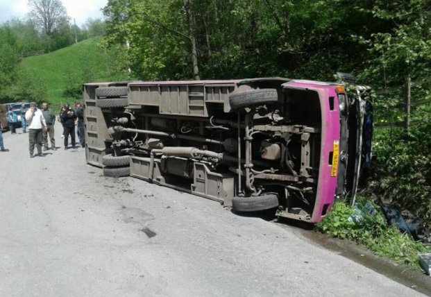 На Закарпатье перевернулся автобус, есть жертвы (фото)