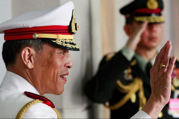 Король Таиланда женился на своем генерале (фото)