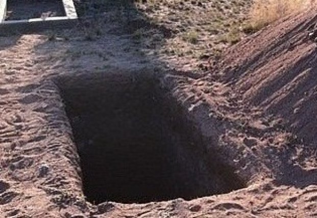 На Донбассе боевики запретили людям копать могилы (фото)