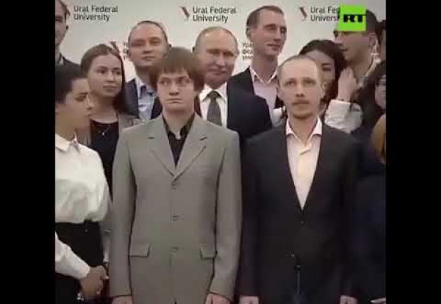 Путин попал в нелепую ситуацию из-за высокого студента (видео)