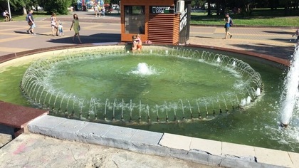 Кемеровчане возмутились зеленым фонтаном в линейном парке
