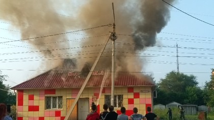 Кузбассовцы сняли на видео горящий магазин