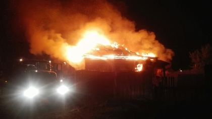 Заброшенный дом сгорел до основания в Кузбассе