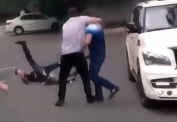 В центре Киева неадекват напал на семью с ребенком (видео)