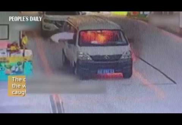 Водитель вовремя выпрыгнул из окна загоревшегося автомобиля (видео)