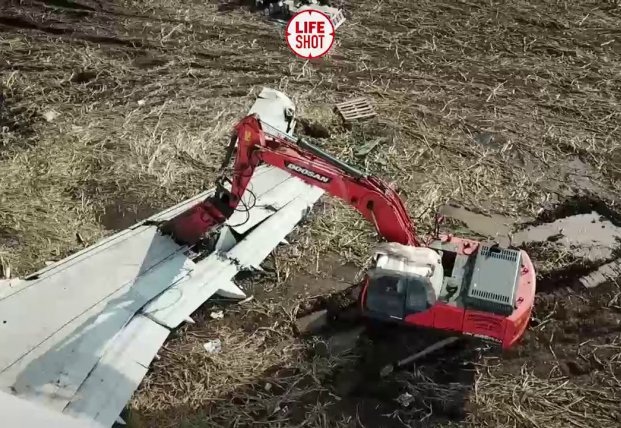 Как 3 дня разбирали приземлившийся в кукурузу самолет в России (видео)