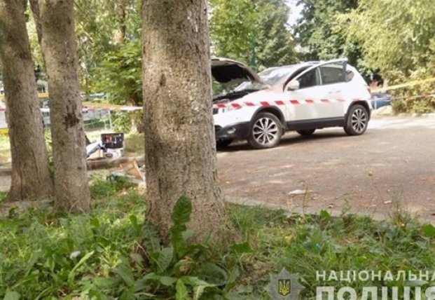 Взорвался пакет на капоте авто в Тернополе (фото)