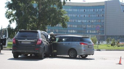 Три автомобиля столкнулись у мэрии Новокузнецка