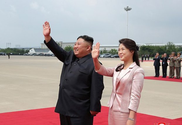 Тайная беременность? Жена Ким Чен Ына появилась на публике впервые после длительного перерыва (фото)