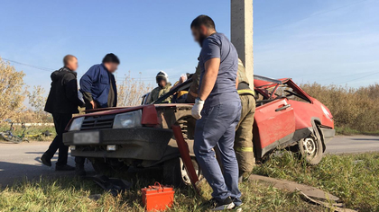 Автомобиль намотался на столб в результате ДТП в Кузбассе