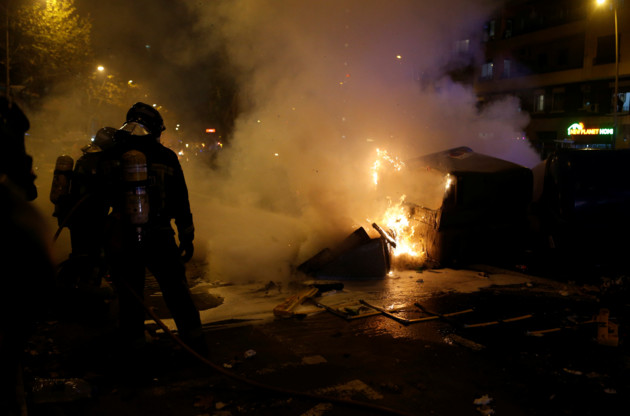 Применяли резиновые пули: 60 человек пострадали во время столкновения с полицией в Барселоне (фото)
