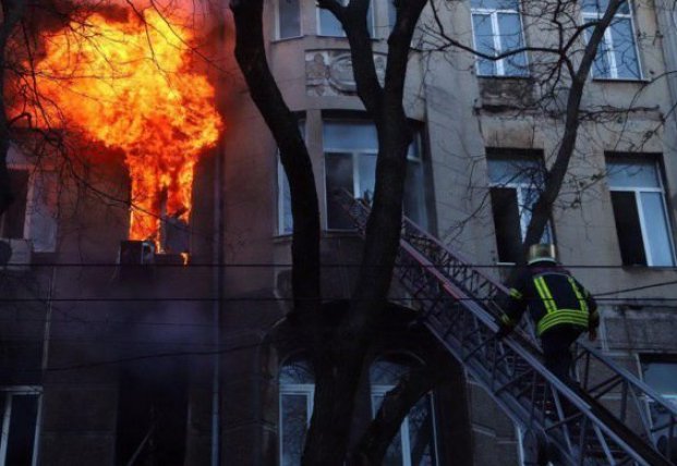 В Одессе начали доставать тела погибших при пожаре (видео)
