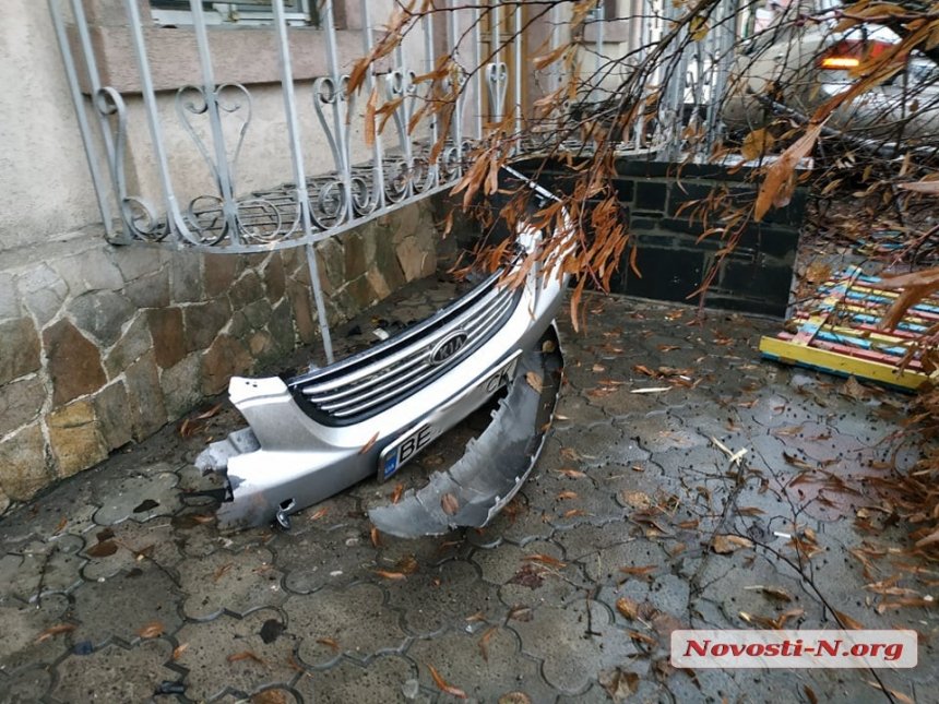 В центре Николаева автомобиль из-за пешехода снес дерево и врезался в дом (фото)