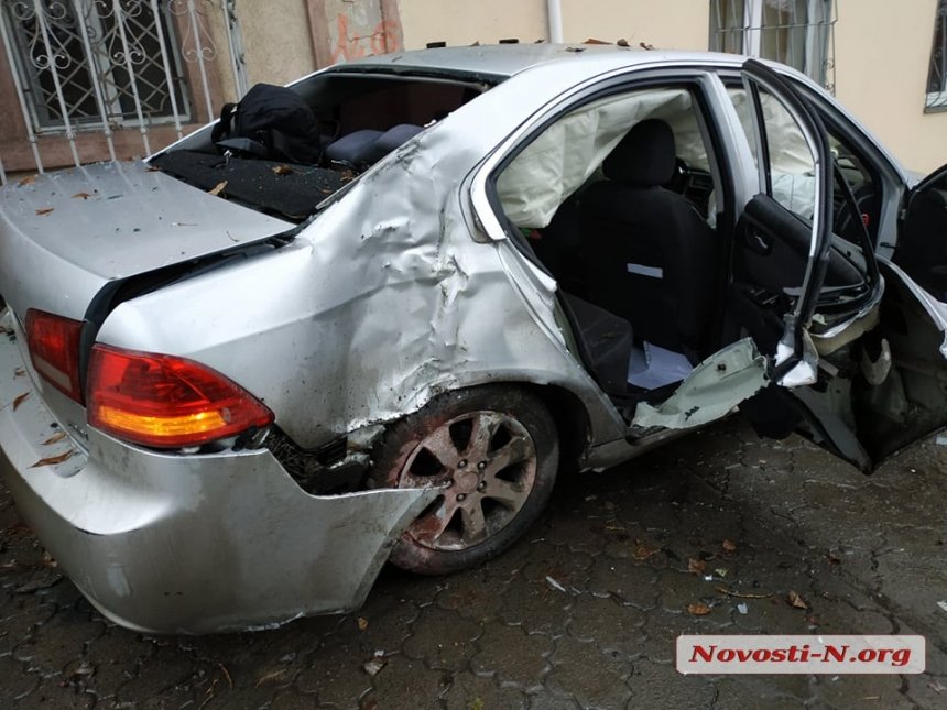 В центре Николаева автомобиль из-за пешехода снес дерево и врезался в дом (фото)