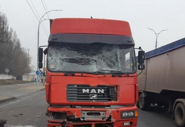 В Киеве фура столкнулась с маршруткой, есть пострадавшие (фото)