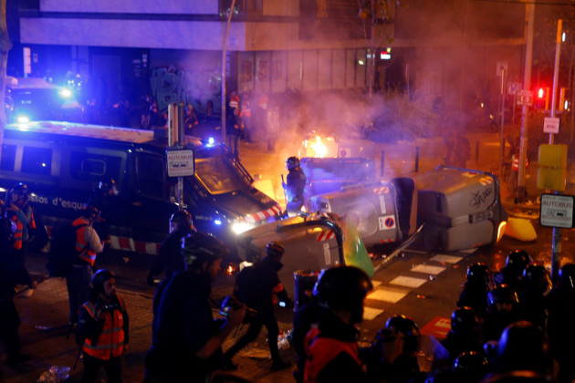 Применяли резиновые пули: 60 человек пострадали во время столкновения с полицией в Барселоне (фото)