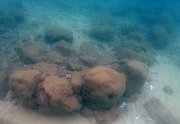 У побережья Израиля обнаружили 7-тысячелетнюю морскую дамбу (фото)