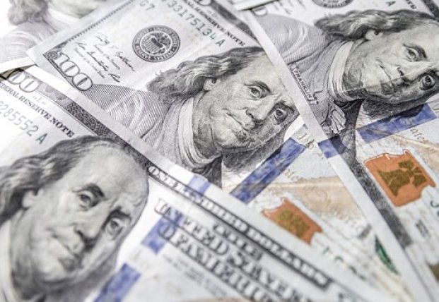 В США мужчина ограбил банк и разбросал деньги на улице