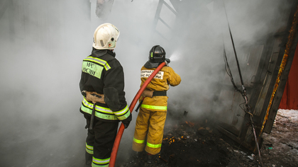Пожар уничтожил частную постройку в Прокопьевске