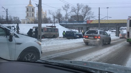 Иномарка протаранила столб в Новокузнецке