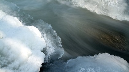 Девушка и мальчик провалились под лед в Приволжске