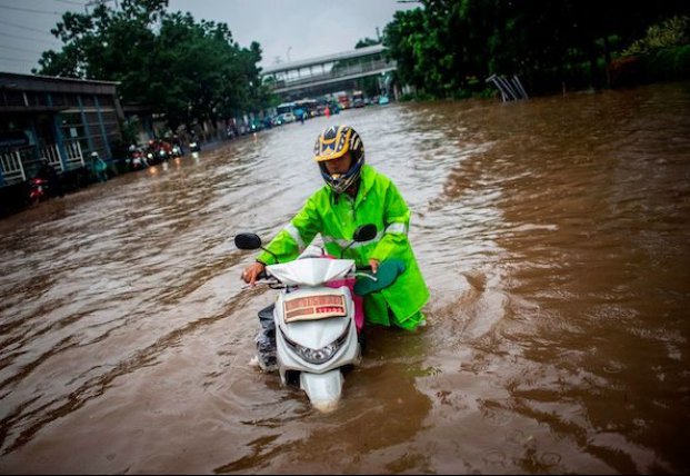 Наводнение в Индонезии:  21 человек погиб, десятки тысяч эвакуированы (видео)