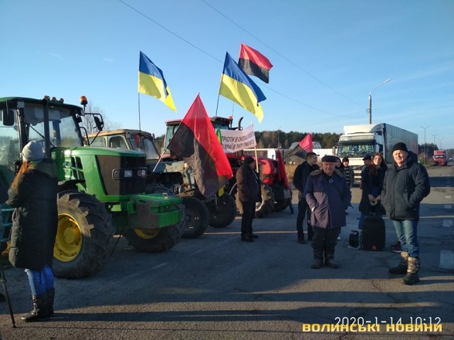 На Волыни протестующие блокируют трассу вблизи границы (фото, видео)