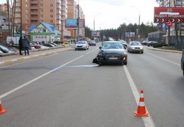 Под Киевом Hyundai снес двух девушек на дороге (видео)