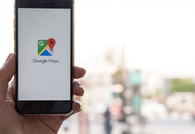 Художник создал пробки в Google Maps, возя тележку со смартфонами