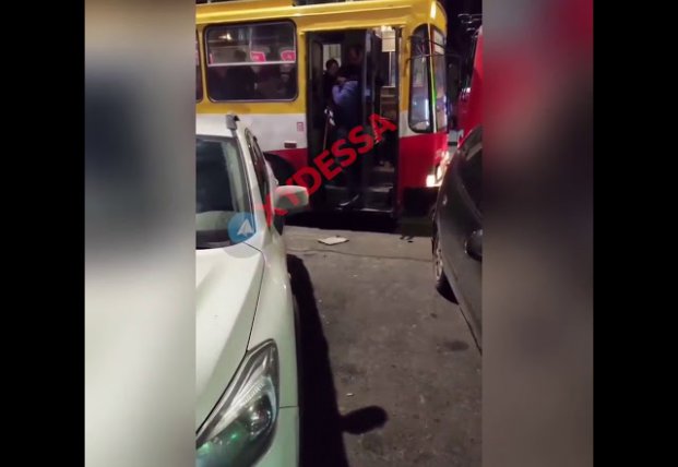 В Одессе водители троллейбусов устроили драку из-за замечания (видео)
