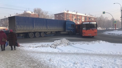 Фура протаранила автобус на перекрестке в центре Кемерова