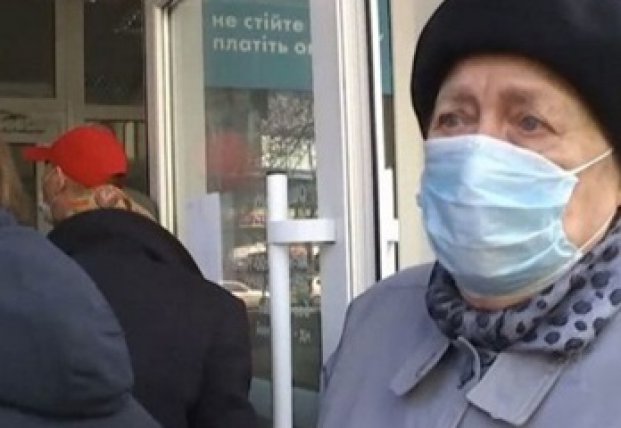 В Киеве пенсионеры штурмовали банк, чтобы заплатить за коммуналку (видео)