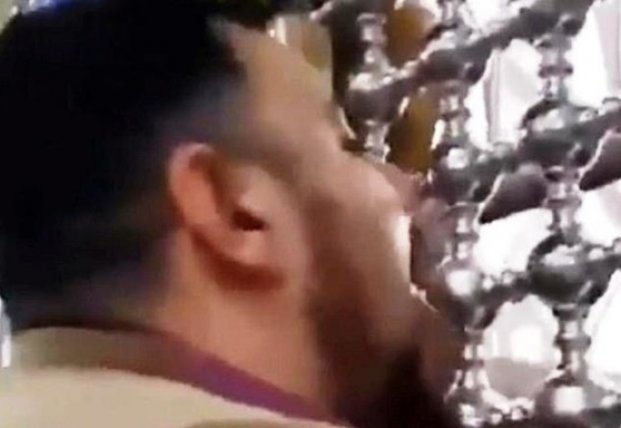 Иранцы целуют и облизывают святыни, призывая не бояться коронавируса (видео)