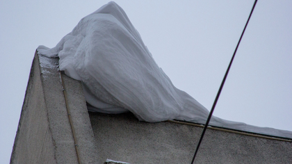 Глыба льда упала на женщину с двумя детьми в Екатеринбурге