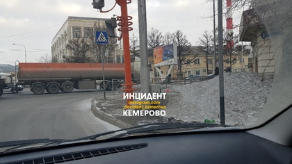 Бензовоз протащил такси лихача на оживленном проспекте в Кемерове