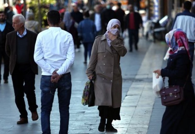 В Турции запретили людям младше 20 лет выходить на улицу