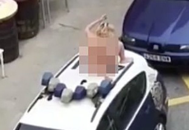 В Испании голая женщина залезла на полицейское авто (видео)