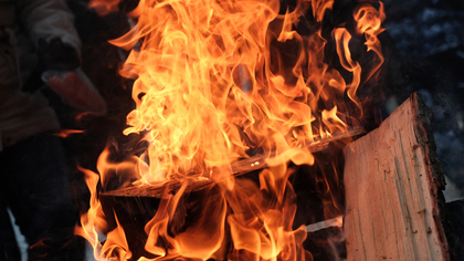 Огонь уничтожил баню в кузбасском городе