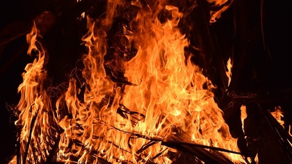 Неосторожность при сжигании мусора стала причиной пожара в Прокопьевске