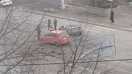 Автомобили перегородили дорогу около кемеровского Парка Ангелов