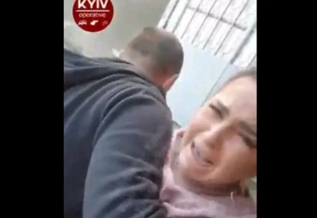 В Киеве таксист таскал за волосы и душил женщину (видео)