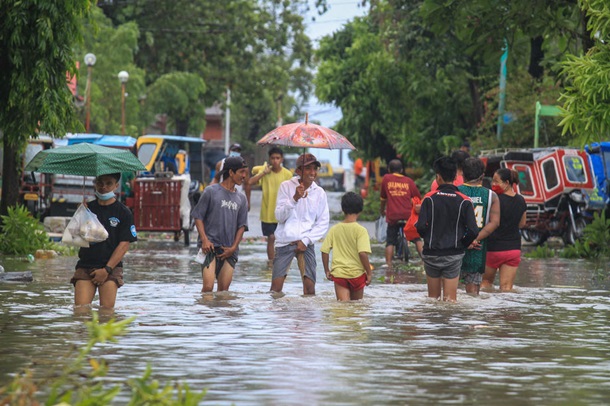 На Филиппины обрушился тайфун, 140 тысяч эвакуированных (фото)