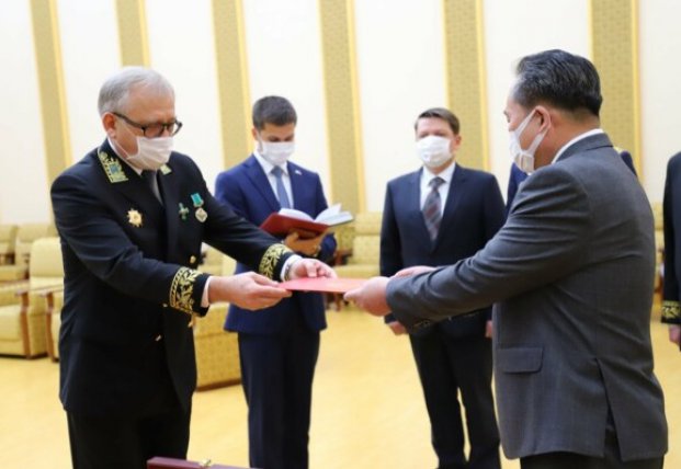 Путин наградил Ким Чен Ына медалью (фото)