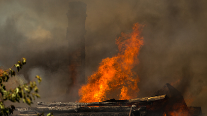 Жилой дом сгорел на глазах очевидцев в Новокузнецком районе