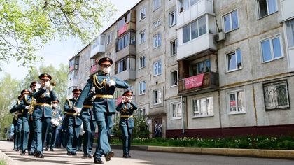 Мини-парады по случаю Дня Победы прошли во дворах в Кемерове