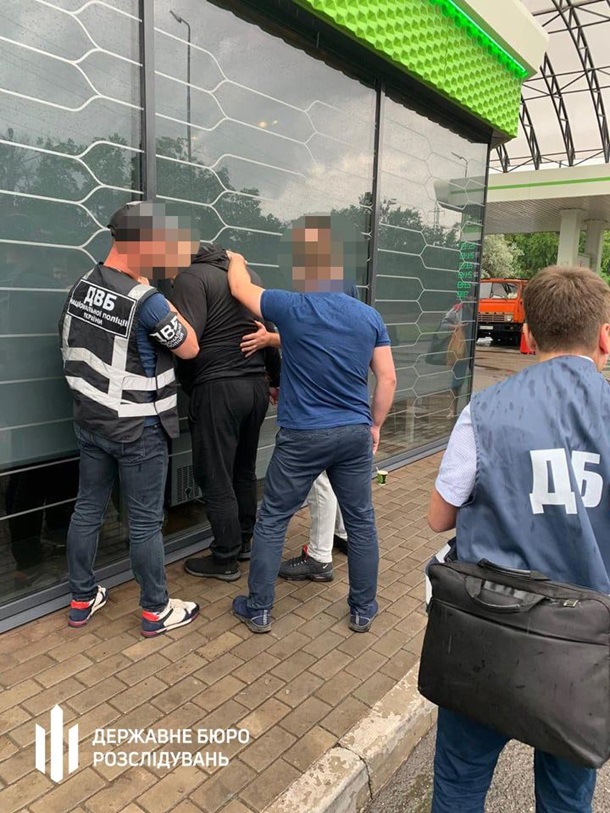 В Никополе задержали полицейского на крупной взятке (фото)